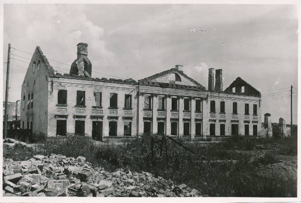 Naisühingu käsitöö- ja õmbluskooli (endine linnahaigla,; Kaluri t) varemed. Tartu, 14.08.1946.