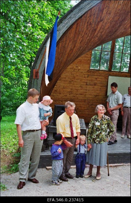 [Inimesed laululava ees Vana-Vigala mõisapargis]