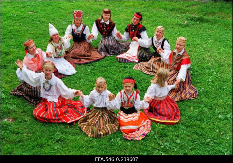 Rahvatantsijad Eesti Vabaõhumuuseumis.