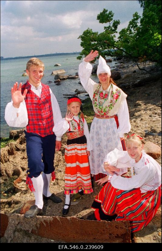 Rahvatantsijad Eesti Vabaõhumuuseumis.