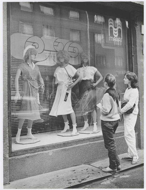 "Marati" esinduskaupluse aknad Pärnu mnt. 27.