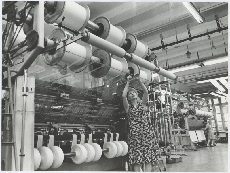 "Marati", Larissa Guritševa teenindab uut kudumismasinat.