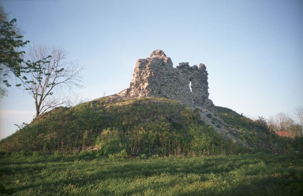 Lihula piiskopilinnuse varemed