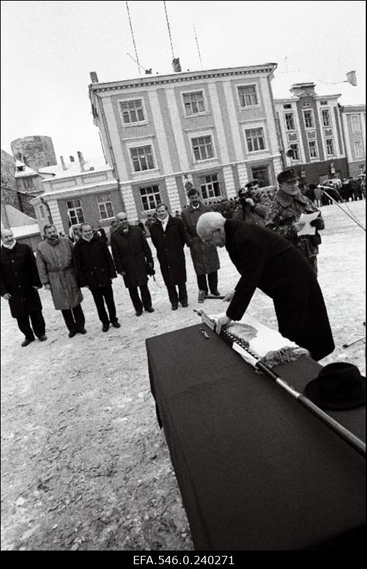 Piirivalve lipu pühitsemine Toompeal.President Lennart Meri lööb lipuvardasse nn mälestusnaela.