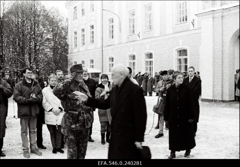 Piirivalve lipu pühitsemine Toompeal. President Lennart Meri (keskel).