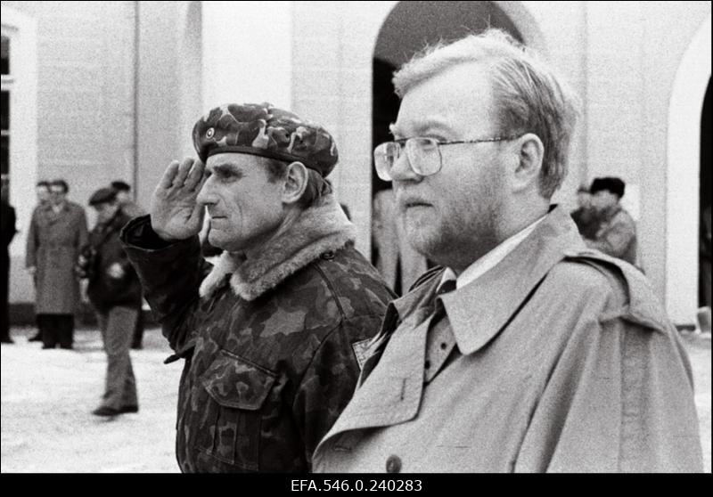 Piirivalve lipu pühitsemine Toompeal. Kaitsejõudude peastaabi ülem Ants Laaneots (vasakul) ja peaminister Mart Laar.