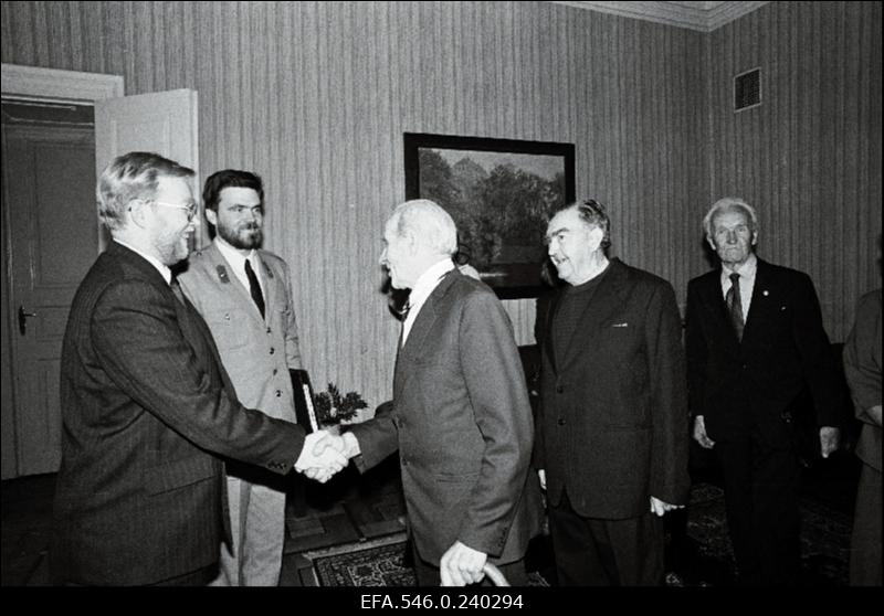 Piirivalve 70. aastapäeva tähistamine. President Lennart Meri ja valitsuse liikmed kohtuvad esimese Eesti Vabariigi aegsete piirivalvetöötajatega. Vasakul peaminister Mart Laar.