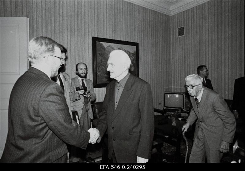 Piirivalve 70. aastapäeva tähistamine. President Lennart Meri ja valitsuse liikmed kohtuvad esimese Eesti Vabariigi aegsete piirivalvetöötajatega. Vasakul peaminister Mart Laar.