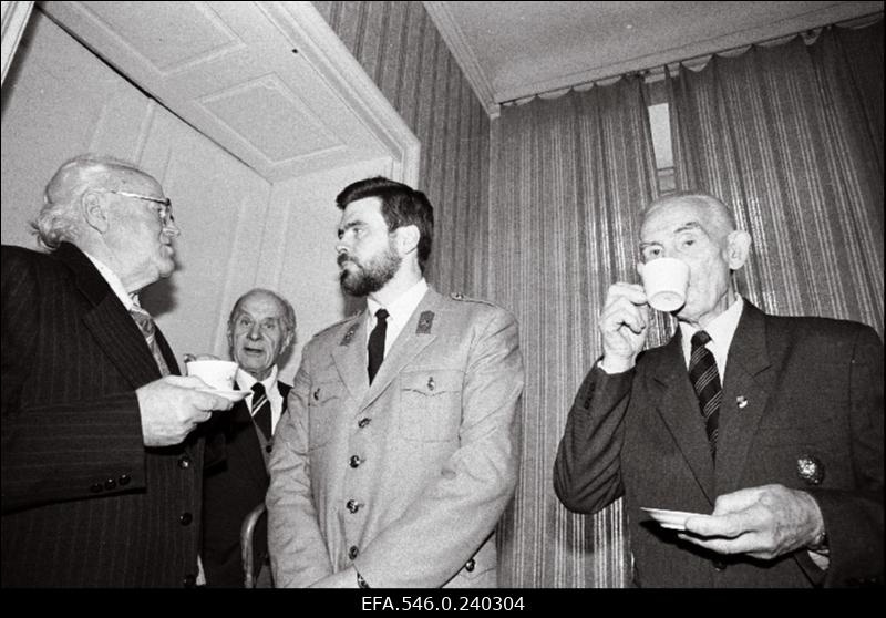 Piirivalve 70. aastapäeva tähistamine. President Lennart Meri ja valitsuse liikmed kohtuvad esimese Eesti Vabariigi aegsete piirivalvetöötajatega. Keskel Piirivalveameti peadirektor Andrus Öövel.