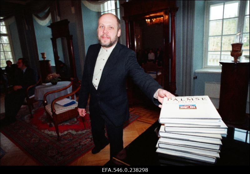 Arhitektuuriajaloolane Ants Hein esitlemas oma raamatut "Palmse" Palmse mõisas.