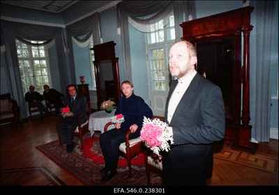 Arhitektuuriajaloolane Ants Hein esitlemas oma raamatut "Palmse" Palmse mõisas.  similar photo