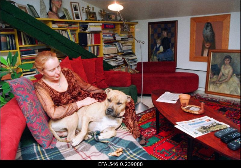 Maalikunstnik Epp-Maria Kokamägi oma kodus Haapsalus.