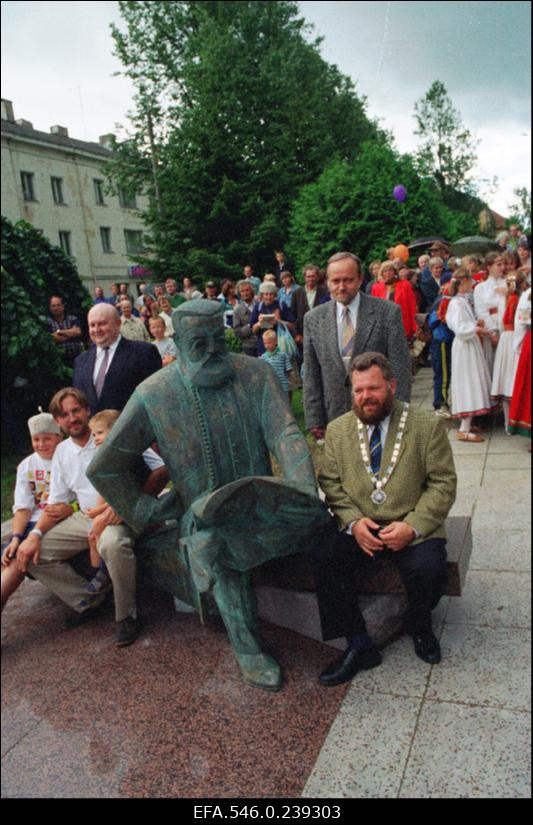 Mati Karmini skulptuuri Carl Robert Jakobsonile avamine Viljandis. Linnapea Tarmo Loodus (paremal).