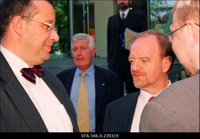 Suurbritannia saatkonna uue hoone (Wismari tänaval) pidulik avamine. Vasakult: Eesti välisminister T.H.Ilves, Suurbritannia välisminister Robin Cook, Eesti peaminister Mart Laar (seljaga).  similar photo