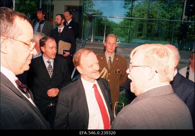 Suurbritannia saatkonna uue hoone (Wismari tänaval) pidulik avamine. Vasakult: Eesti välisminister T.H. Ilves, Suurbritannia välisminister Robin Cook, Eesti peaminister Mart Laar.  similar photo