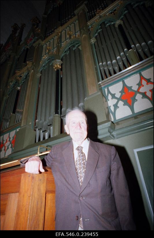 Organist ja helilooja Hugo Lepnurm restaureeritud Tallinna toomikiriku oreli taustal.