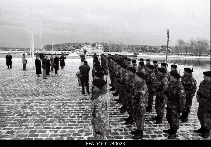 Eesti Piirivalve. Patrullkaatrite pidulik üleandmine Pirita jõe suudmes. Piirivalvureid tervitavad president Lennart Meri ja siseminiser Lagle Parek.