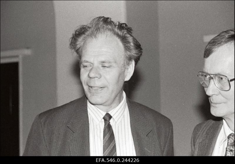 Riigikogu istungi vaheajal riigikogu esimehe asetäitja Tunne Kelam (paremal) ja riigikogu liige Vardo Rumessen.