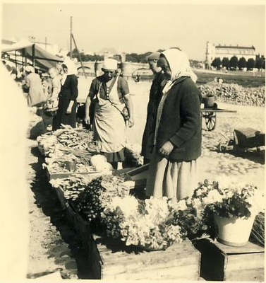 Turg Tartus Emajõe kaldal  duplicate photo
