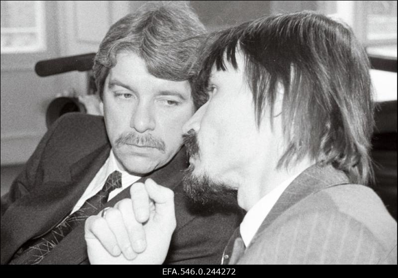 Parlamendiliikmete kohtumine  valitsuse liikmetega. Kuningriiklased Tõnu Kõrda (vasakul) ja Kalle Kulbok.