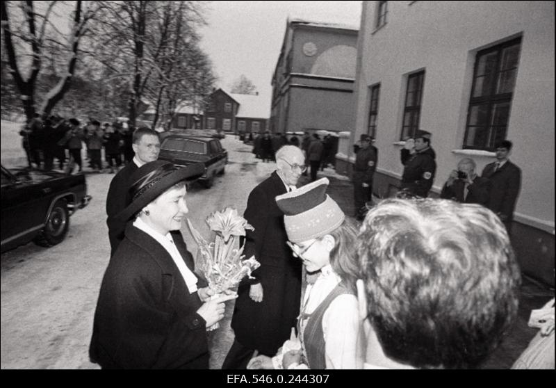 Eesti Vabariigi 75. aastapäeva tähistamine. Presidendipaar härra Lennart Meri ja proua Helle Meri (esiplaanil) külastavad Viljandit.