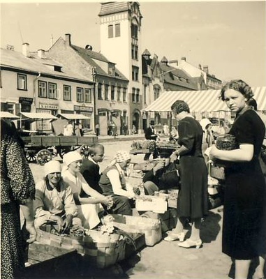 Turg Tartus Emajõe kaldal  duplicate photo