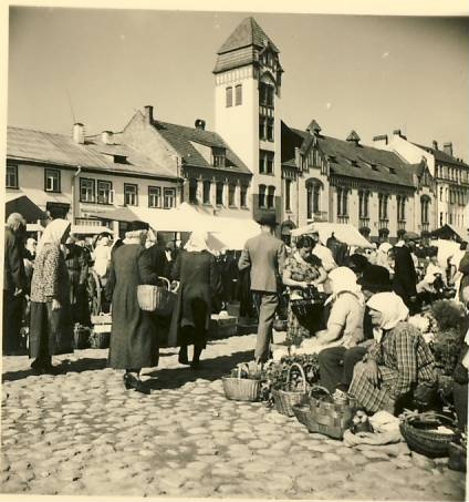 Turg Tartus Emajõe kaldal