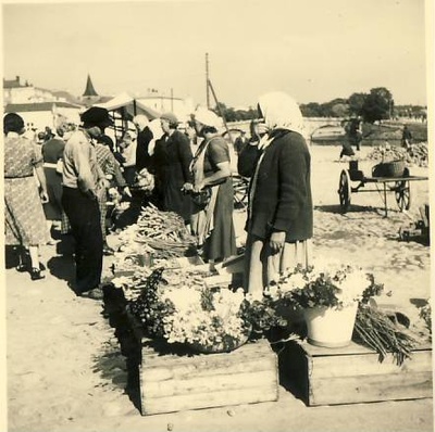 Turg Tartus Emajõe kaldal  duplicate photo