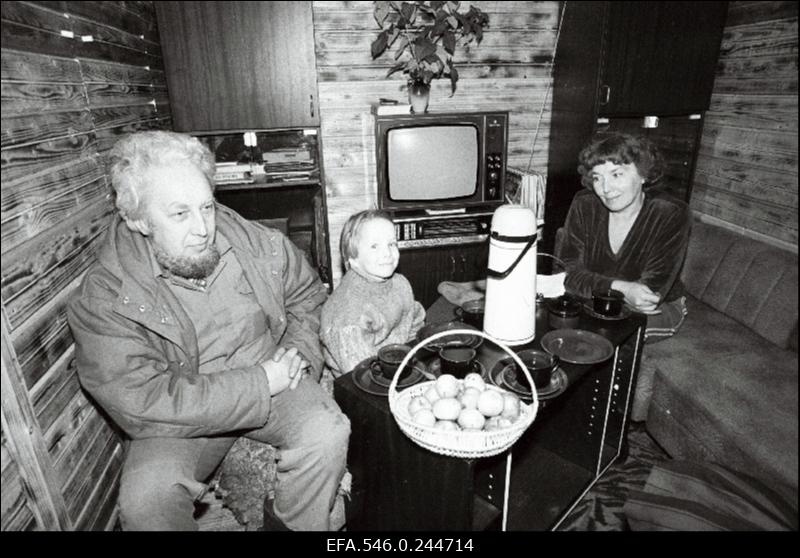 Perekond kohvilauas.