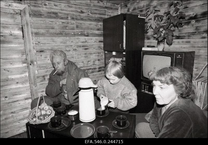 Perekond kohvilauas.