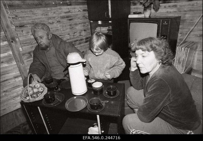 Perekond kohvilauas.