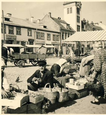 Turg Tartus Emajõe kaldal  similar photo