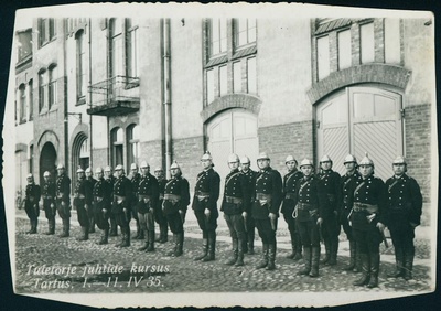 Tuletõrjejuhtide kursus Tartus, tuletõrjujate rivi Tartu kutselise tuletõrje depoo ees  duplicate photo