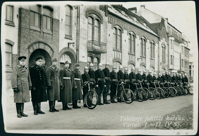 Tuletõrjejuhtide kursus Tartus, tuletõrjujate rivi Tartu kutselise tuletõrje depoo ees  duplicate photo