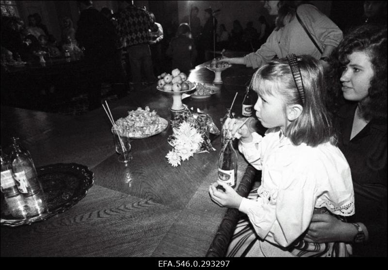 Koolõpilased külastavad Riigikogu.