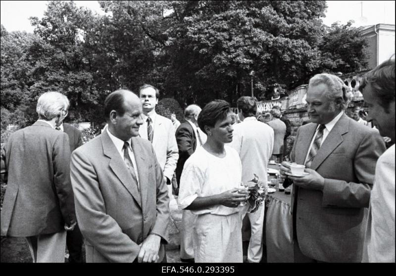 Barcelona olümpiamängudel osalenud sportlaste vastuvõtt presidendilossi aias Kadriorus.