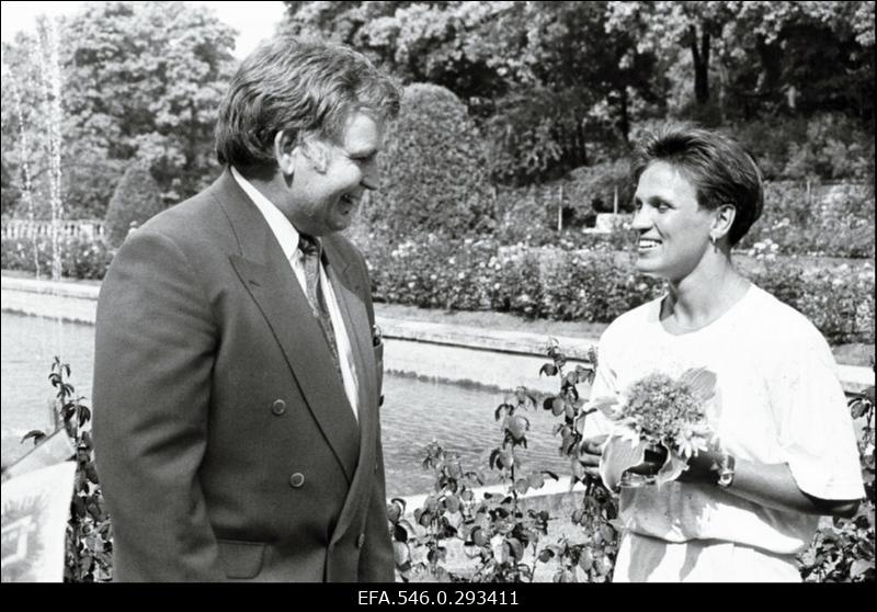 Barcelona olümpiamängudel osalenud sportlaste vastuvõtt presidendilossi aias Kadriorus.