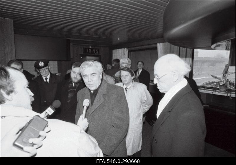 President Lennart Meri koos kaaskonnaga saabub välisreisilt. Vastuvõtt lennujaamas.