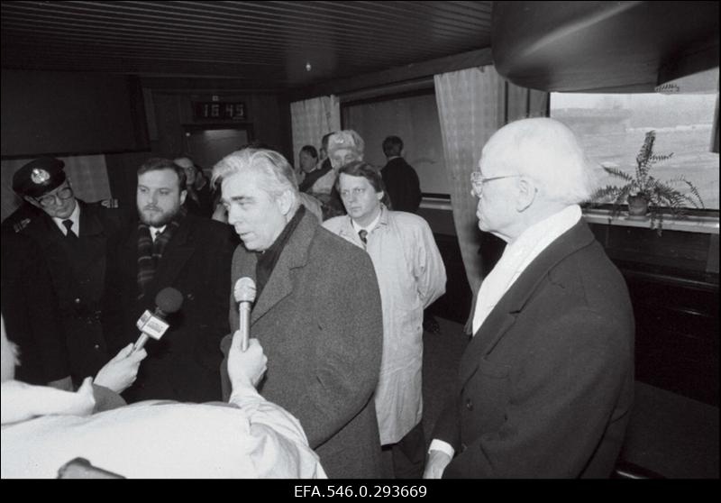 President Lennart Meri koos kaaskonnaga saabub välisreisilt. Vastuvõtt lennujaamas.