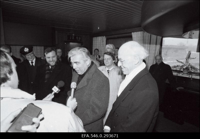 President Lennart Meri koos kaaskonnaga saabub välisreisilt. Vastuvõtt lennujaamas.