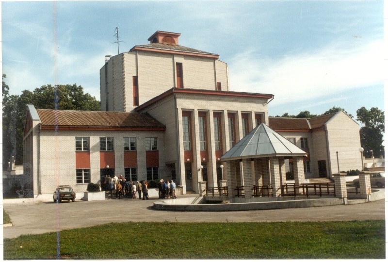 Foto. Reisiseltskond sisenemas Lihula kultuurimajja. 1996.  Asub HM 8572:1.