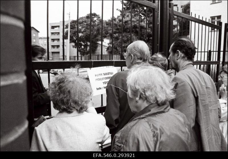 Sotsiaalpanga kliendid Sotsiaalpanga juures peale moratooriumi väljakuulutamist.