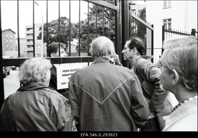 Sotsiaalpanga kliendid Sotsiaalpanga juures peale moratooriumi väljakuulutamist.