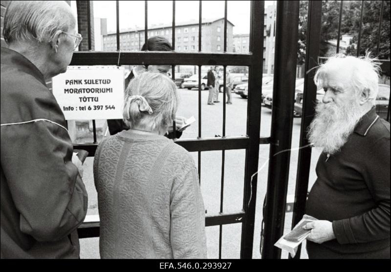 Sotsiaalpanga kliendid Sotsiaalpanga juures peale moratooriumi väljakuulutamist.