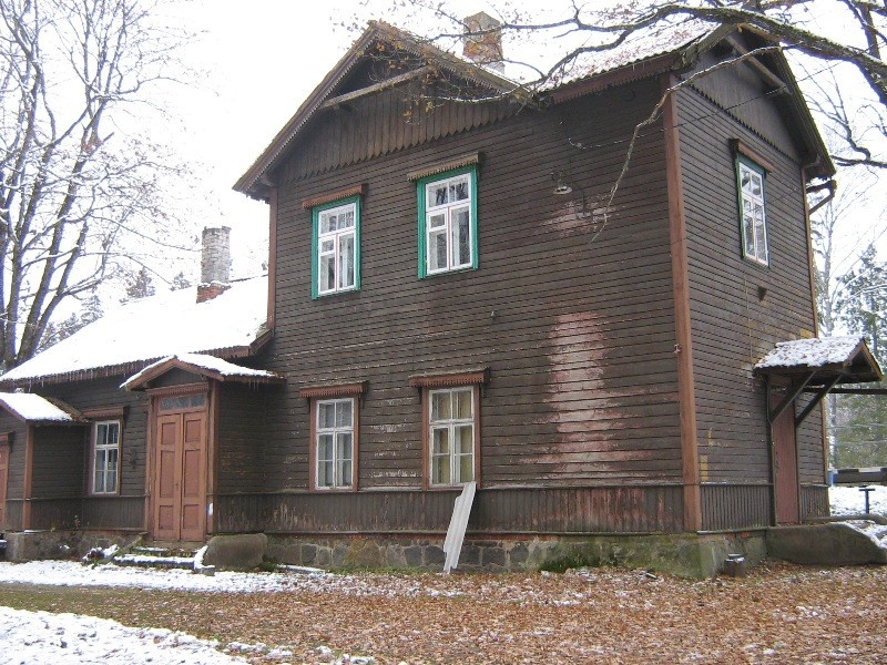 Main building of Olustvere Railway Station, 20th century on the I side