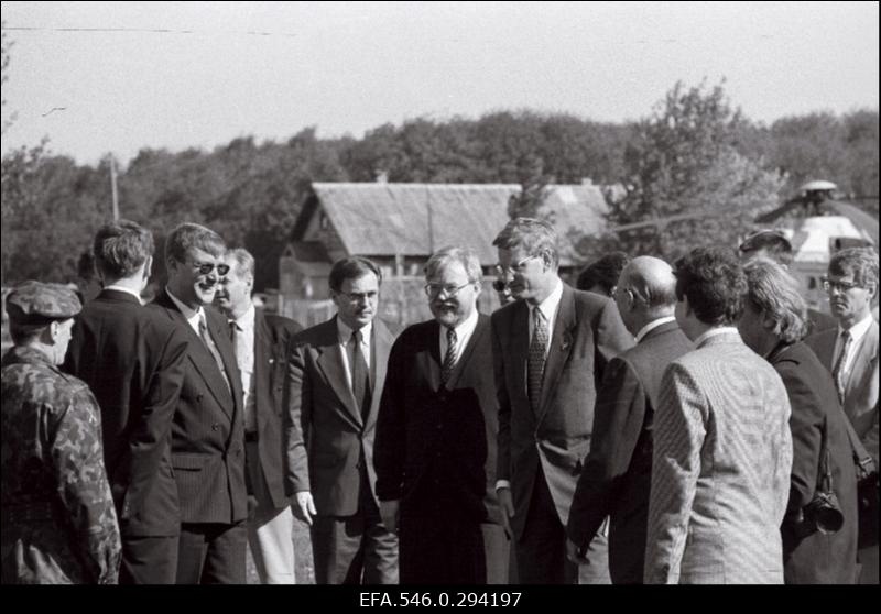 Rootsi peaminister Carl Bildt ja Eesti peaminister Mart Laar külastavad Paldiskit enne võõrvägede lõplikku väljaviimist Eestist.