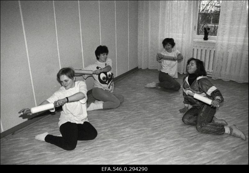 Saue eakate võimlemisrühm esinemas.