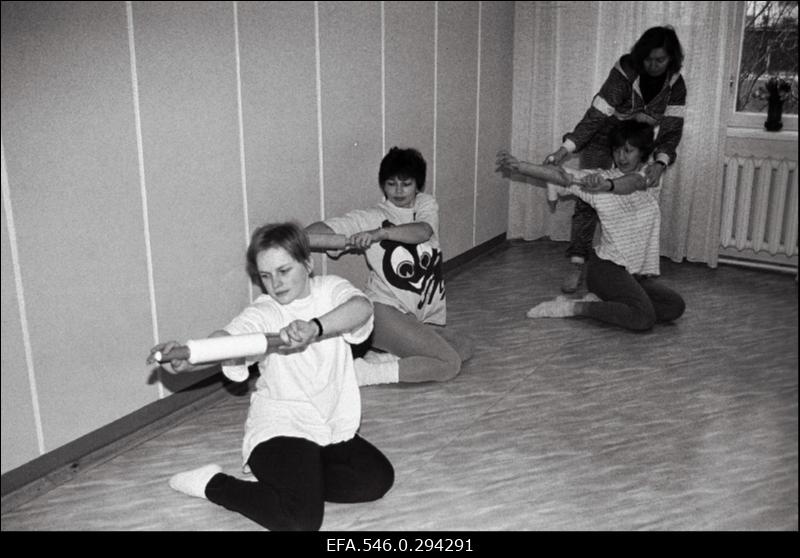 Saue eakate võimlemisrühm esinemas.