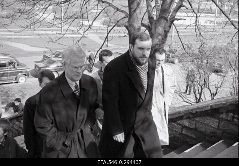 Rootsi peaminister Carl Bildt ja Eesti väliminister Jüri Luik asetavad pärja parvlaeva Estonia katastroofis hukkunute mälestuseks.