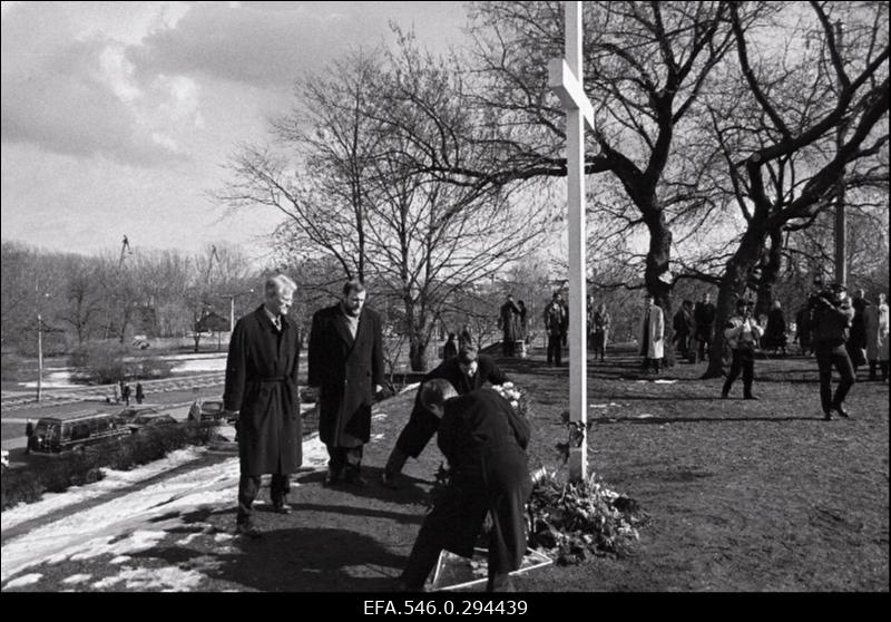 Rootsi peaminister Carl Bildt ja Eesti väliminister Jüri Luik asetavad pärja parvlaeva Estonia katastroofis hukkunute mälestuseks.